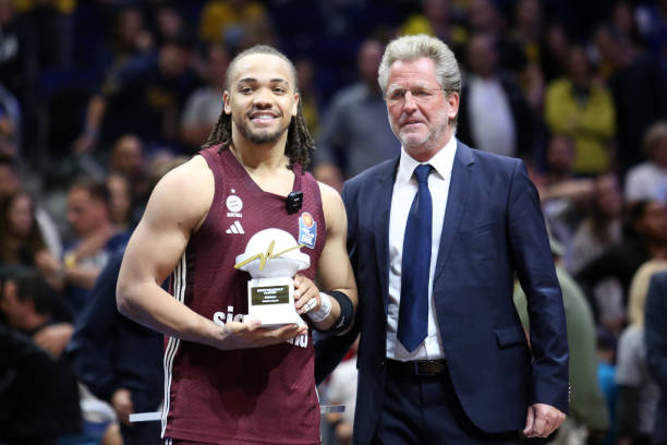 在球场上展 在球场上展